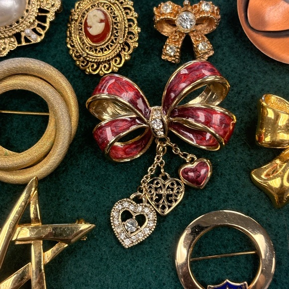 50 costume pins. - Picture 10 of 10